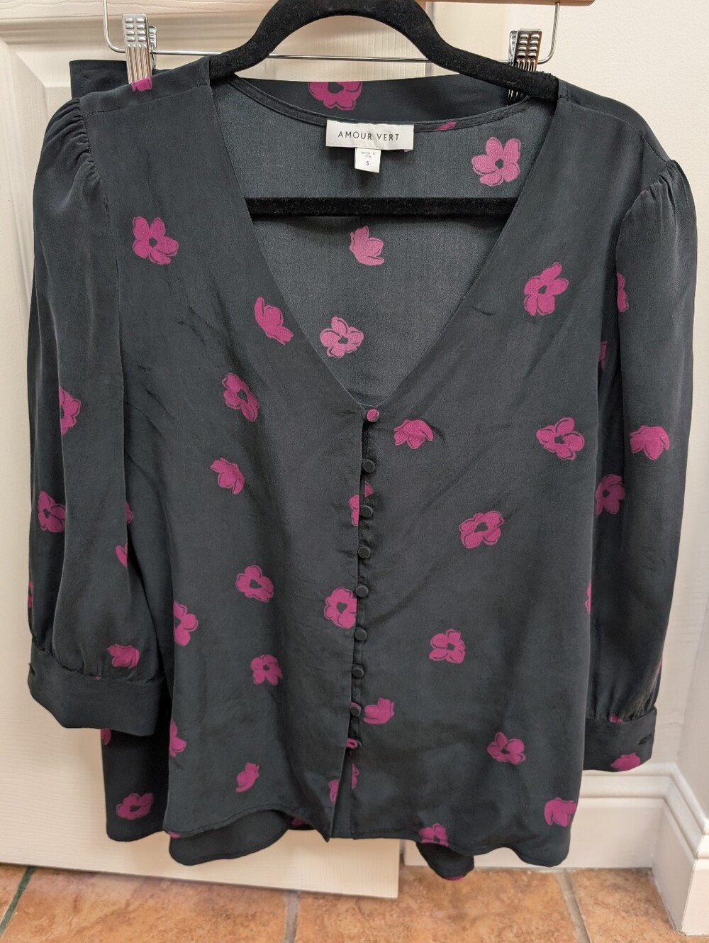 Amour Vert Pure 100% Silk Floral v-neck flowy top, Small, Excellent Condition